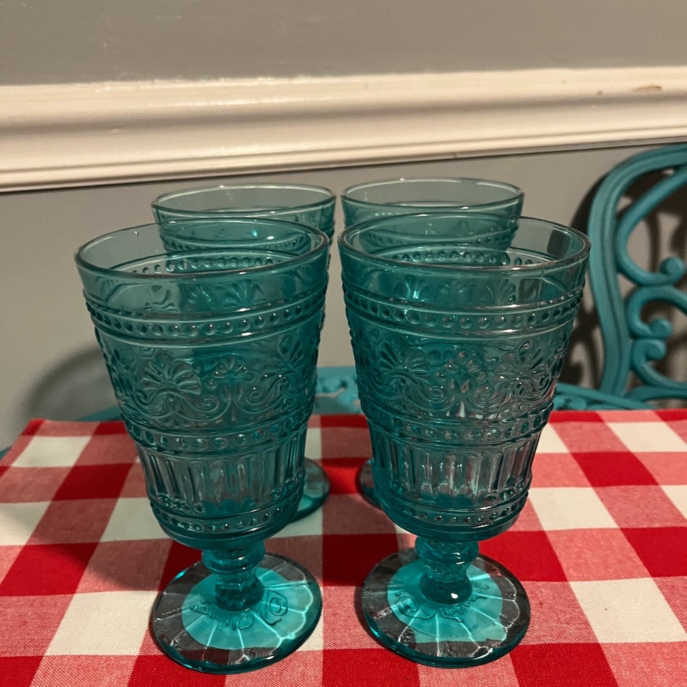 TEAL Cassie! ๐บ New Pioneer Woman Cassie 4-Piece Footed Glass Goblet Set, Teal - Picture 2 of 6